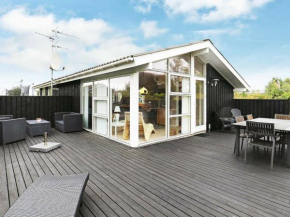 Traditional Holiday Home in Frederikshavn with Terrace in Frederikshavn